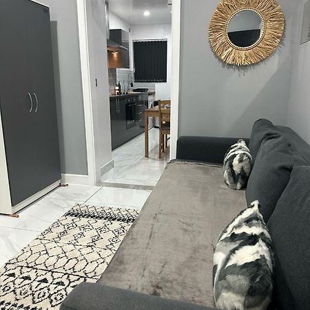 2 Bedroom Flat With Hot Tub 카디프 외부 사진