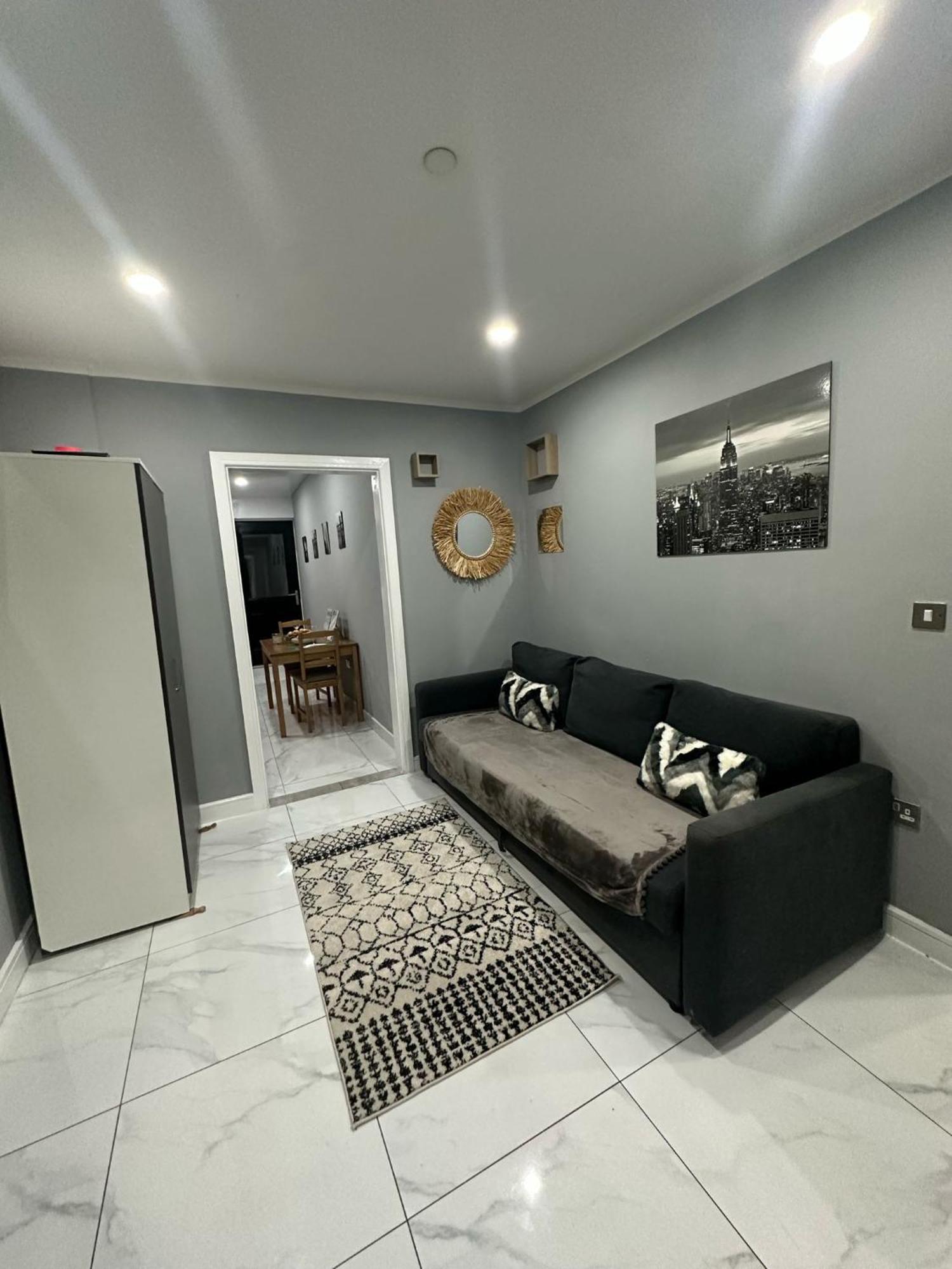 2 Bedroom Flat With Hot Tub 카디프 외부 사진