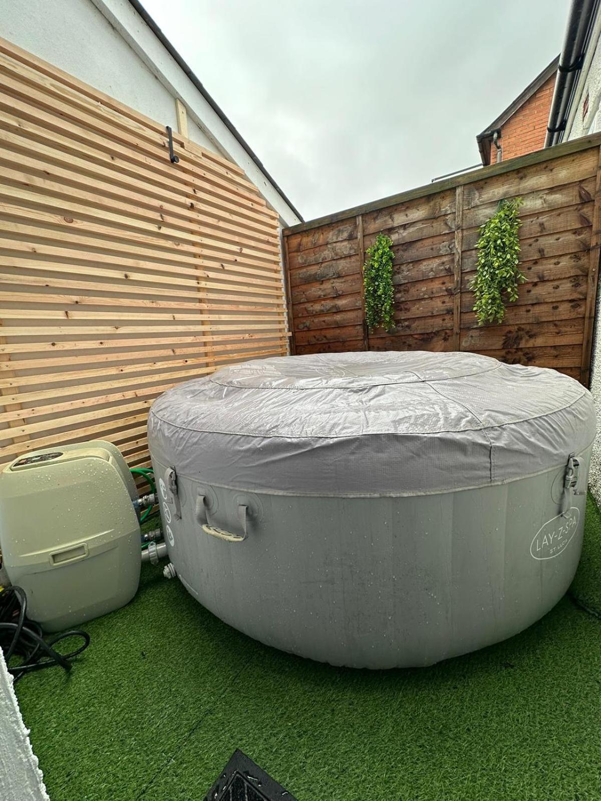 2 Bedroom Flat With Hot Tub 카디프 외부 사진