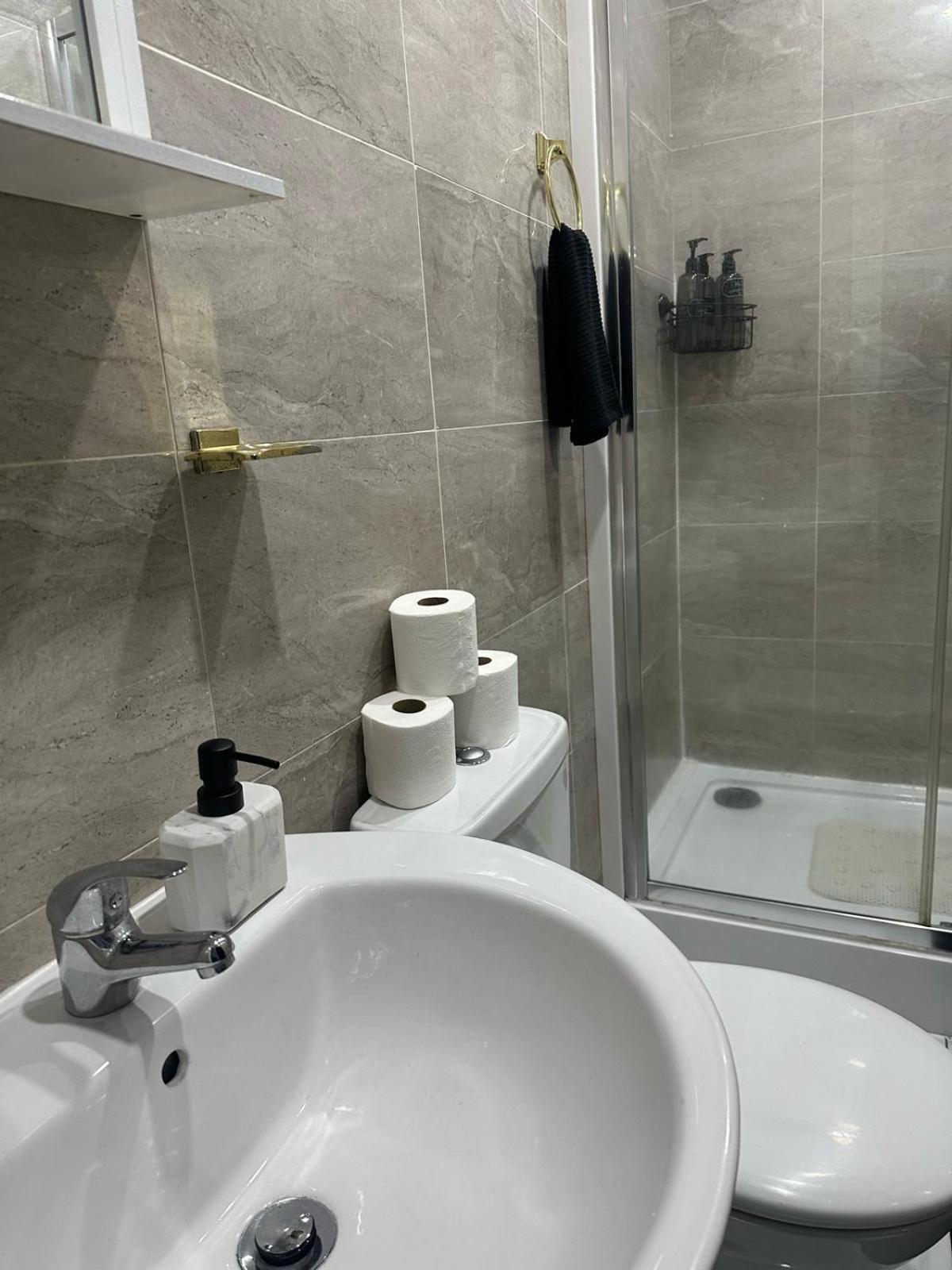 2 Bedroom Flat With Hot Tub 카디프 외부 사진