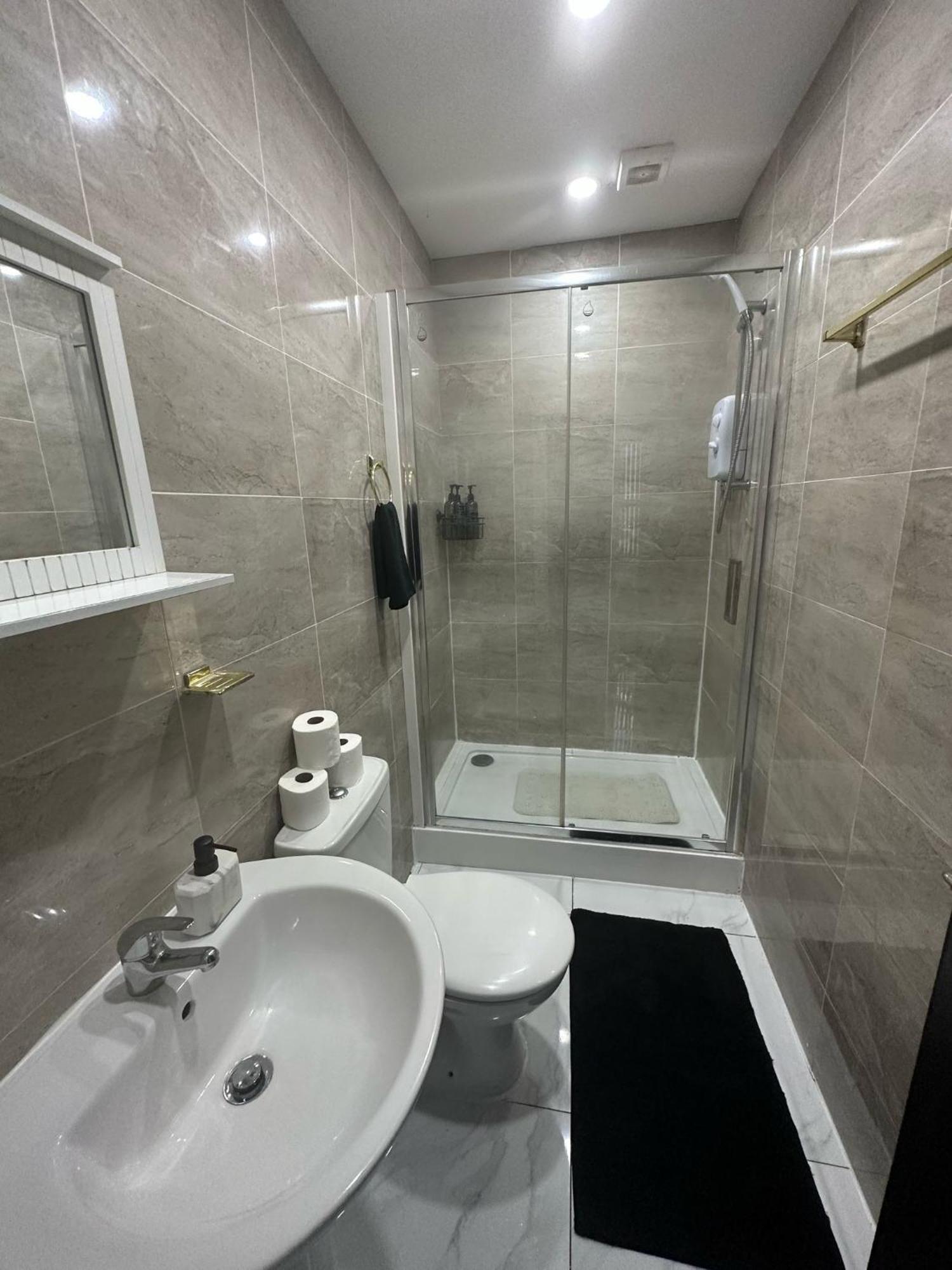 2 Bedroom Flat With Hot Tub 카디프 외부 사진