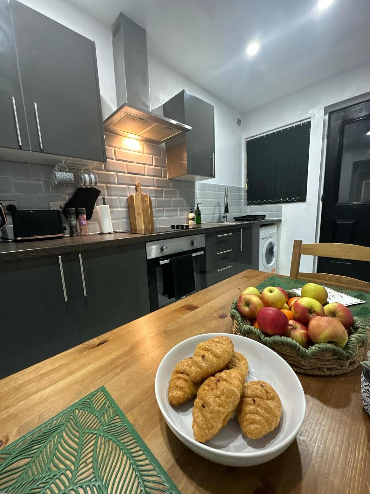 2 Bedroom Flat With Hot Tub 카디프 외부 사진