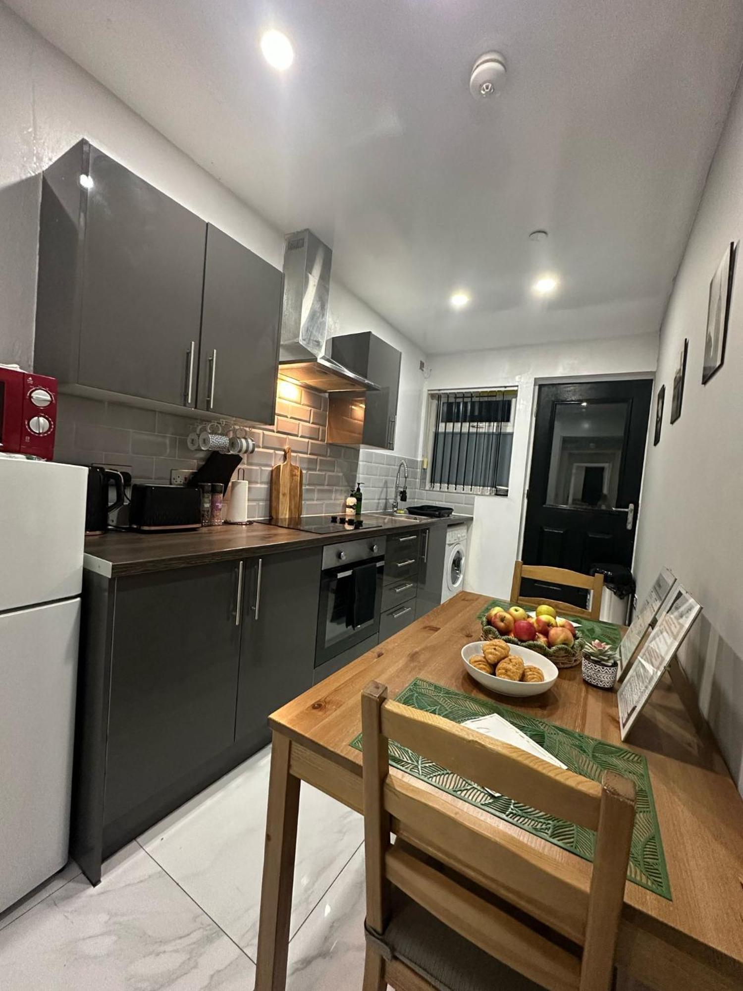 2 Bedroom Flat With Hot Tub 카디프 외부 사진