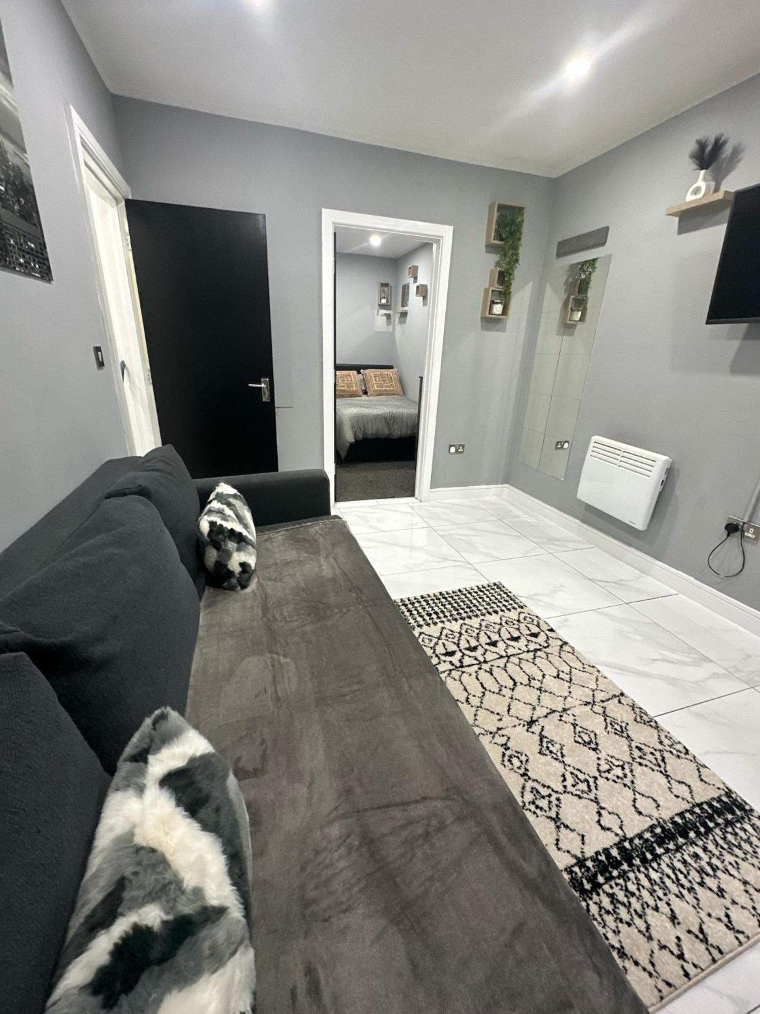 2 Bedroom Flat With Hot Tub 카디프 외부 사진