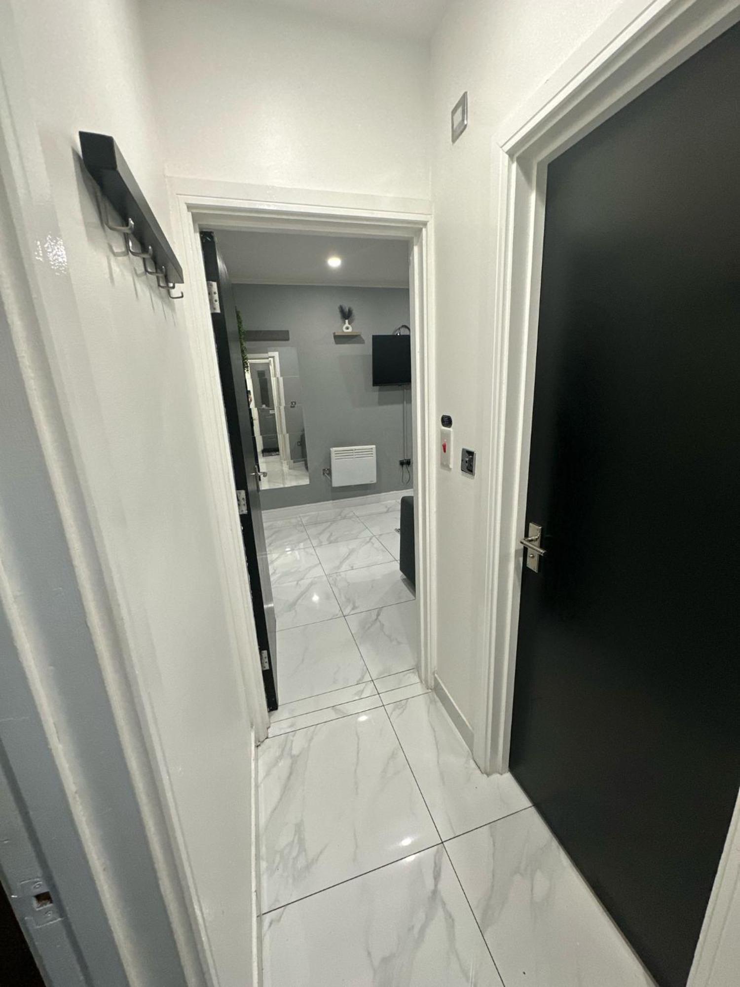 2 Bedroom Flat With Hot Tub 카디프 외부 사진