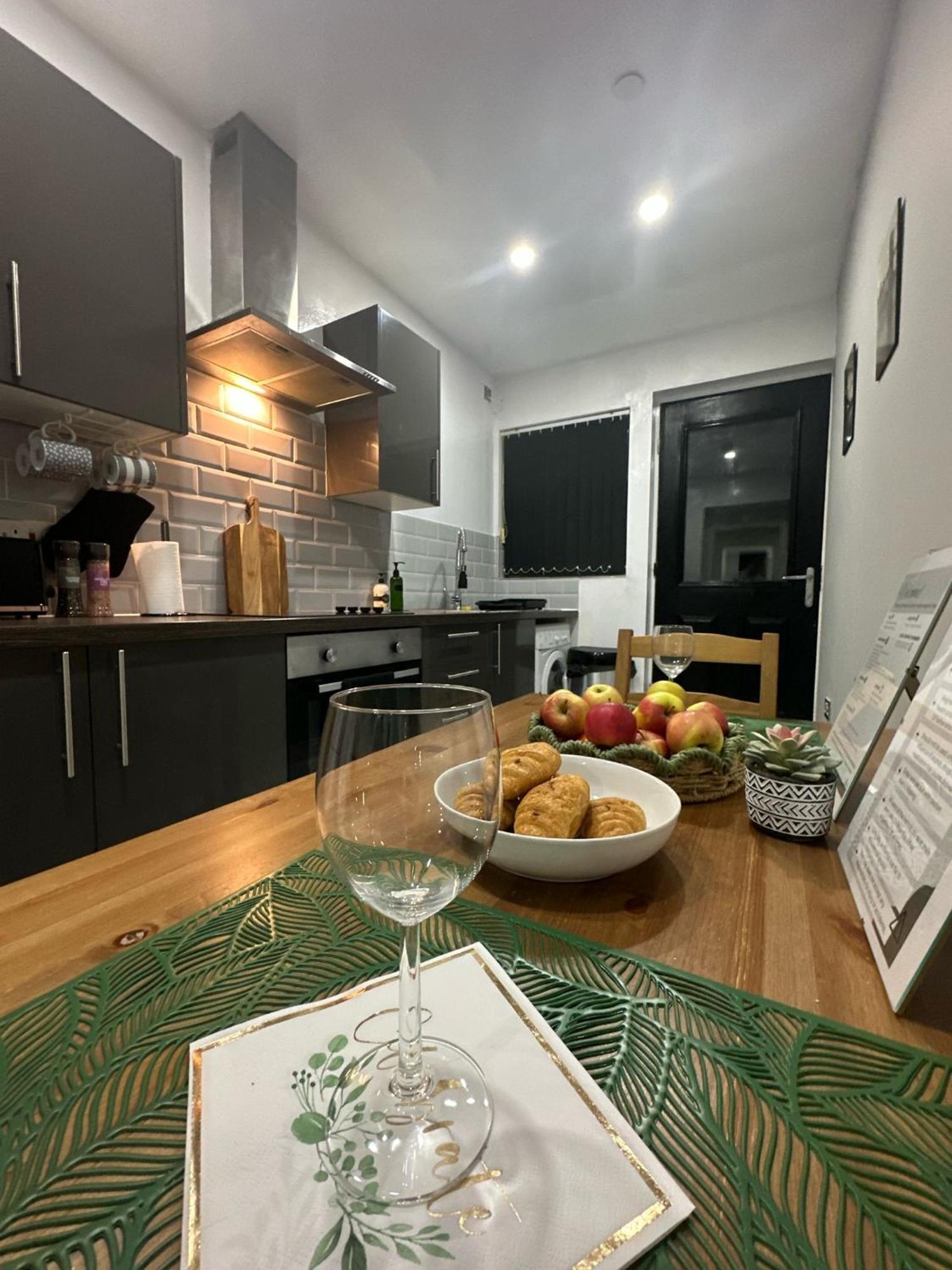 2 Bedroom Flat With Hot Tub 카디프 외부 사진