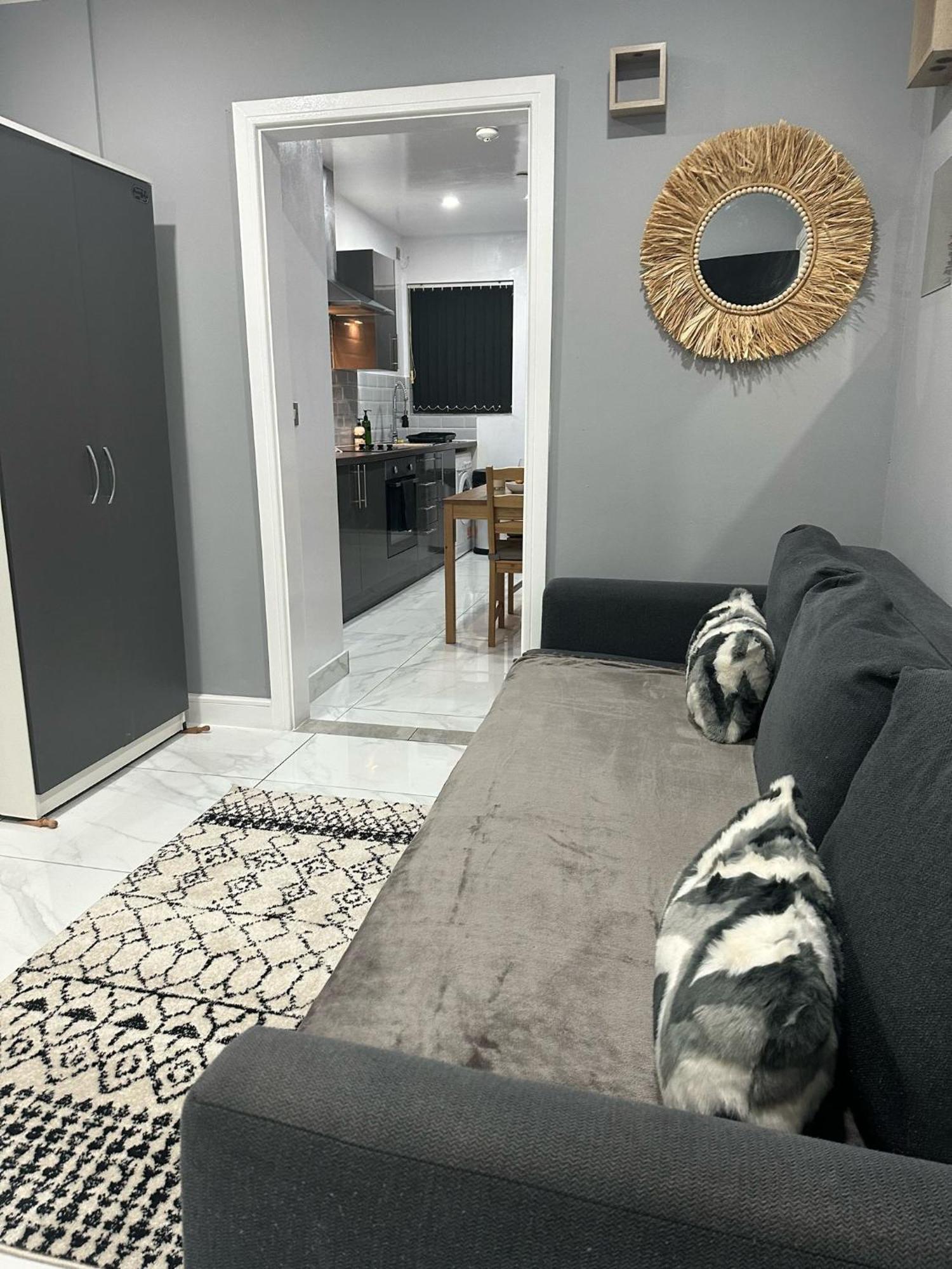 2 Bedroom Flat With Hot Tub 카디프 외부 사진