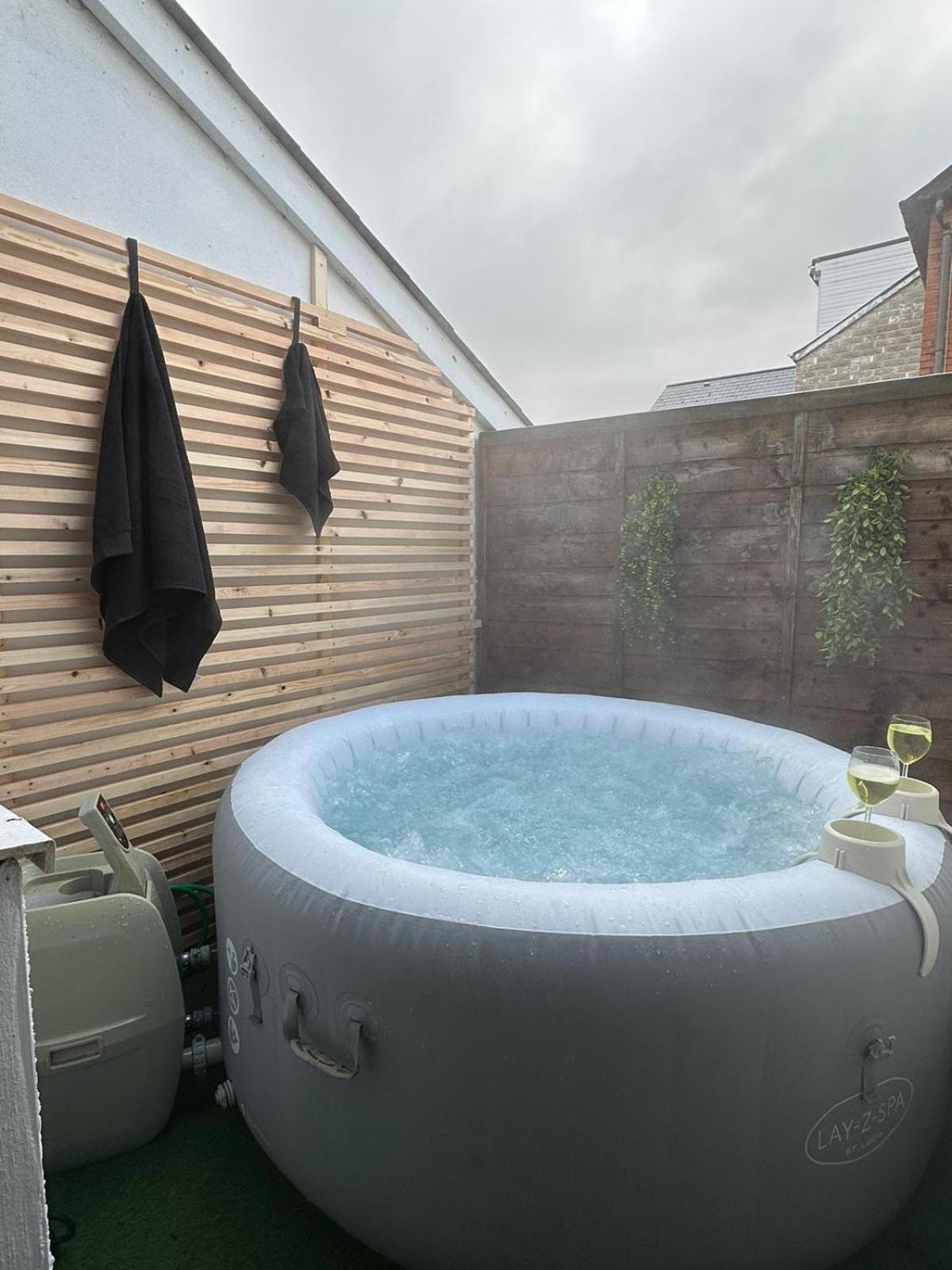 2 Bedroom Flat With Hot Tub 카디프 외부 사진